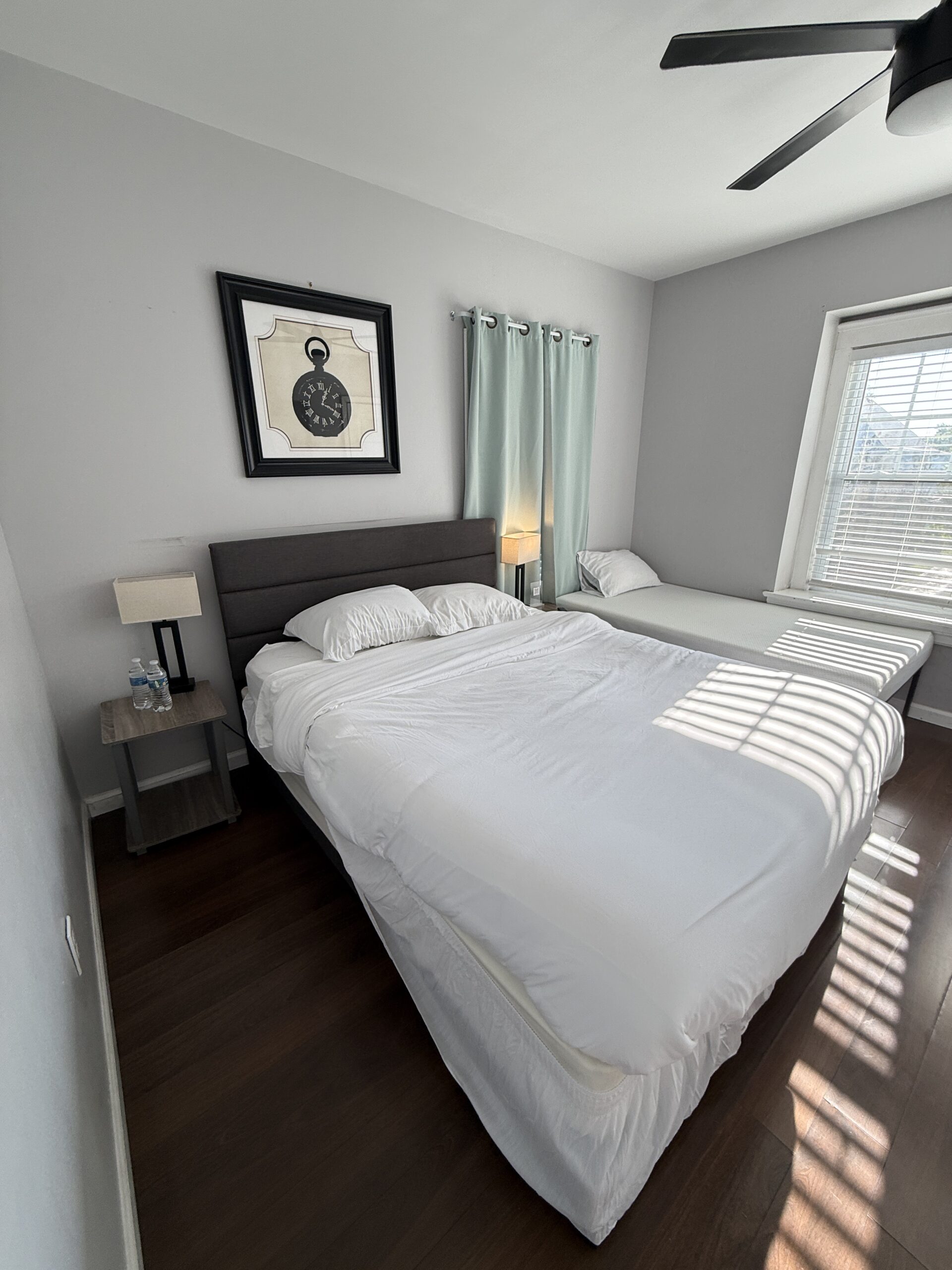 Queen and twin bed perfect for 2 friends on a budget